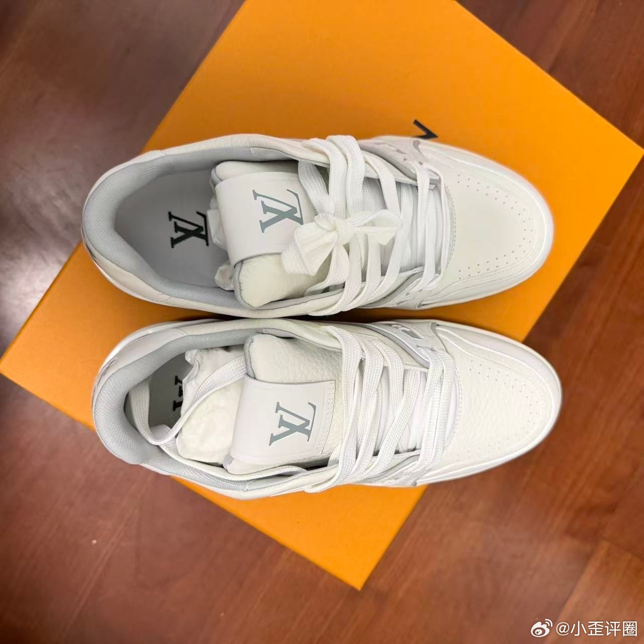 【求助】最近找大反派买的鞋，刚收到为什么皮是这样的后跟一双鞋子也不一样。让大家看