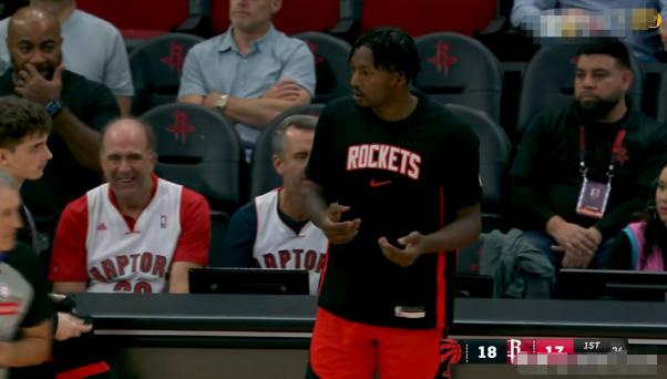 火箭悍将芬尼-史密斯又被打回原形了！在今天火箭主场以113：99战胜猛龙的比赛中