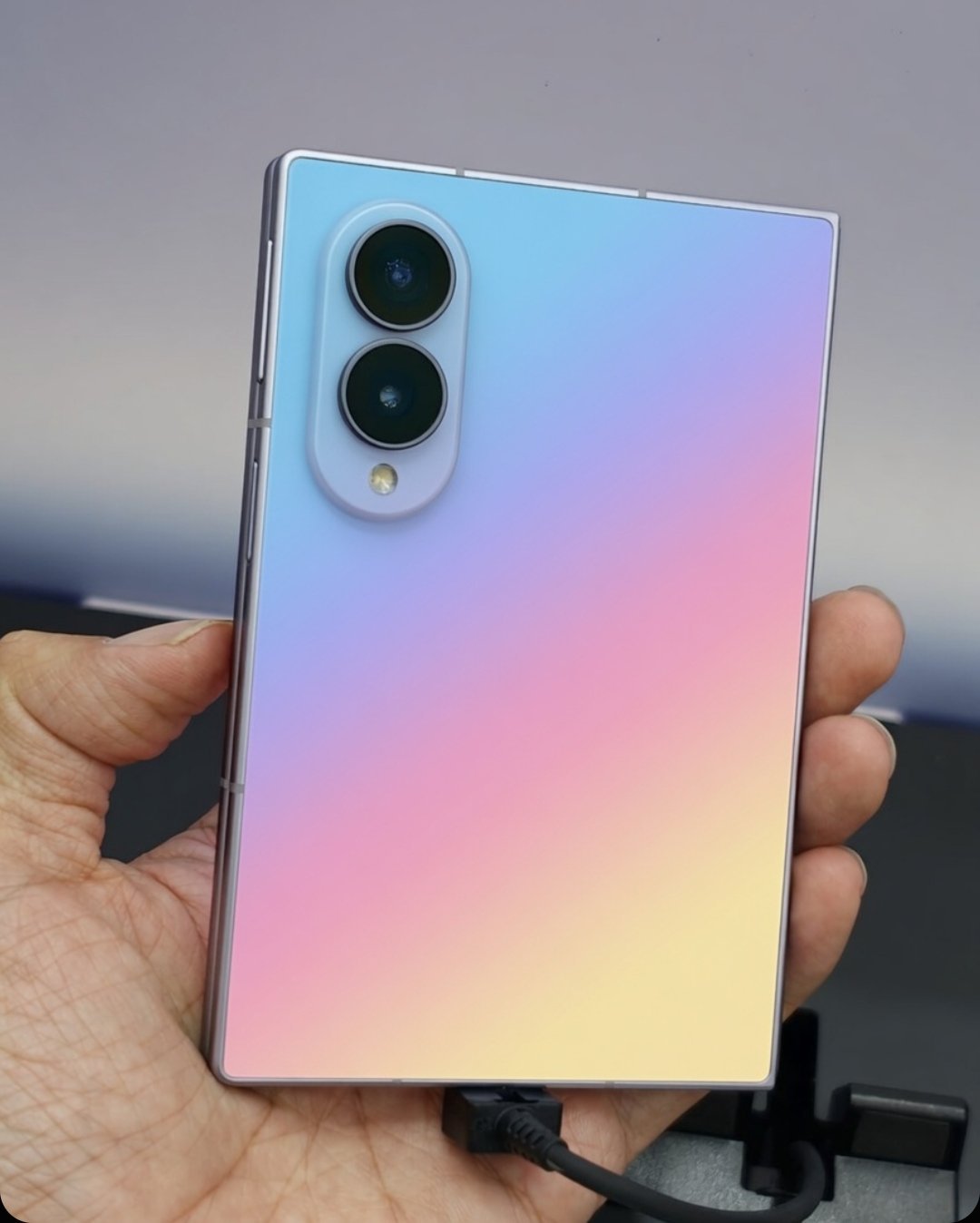 你觉得 Galaxy Z Fold 8 这个背部设计，加上一个渐变色好看吗？还是