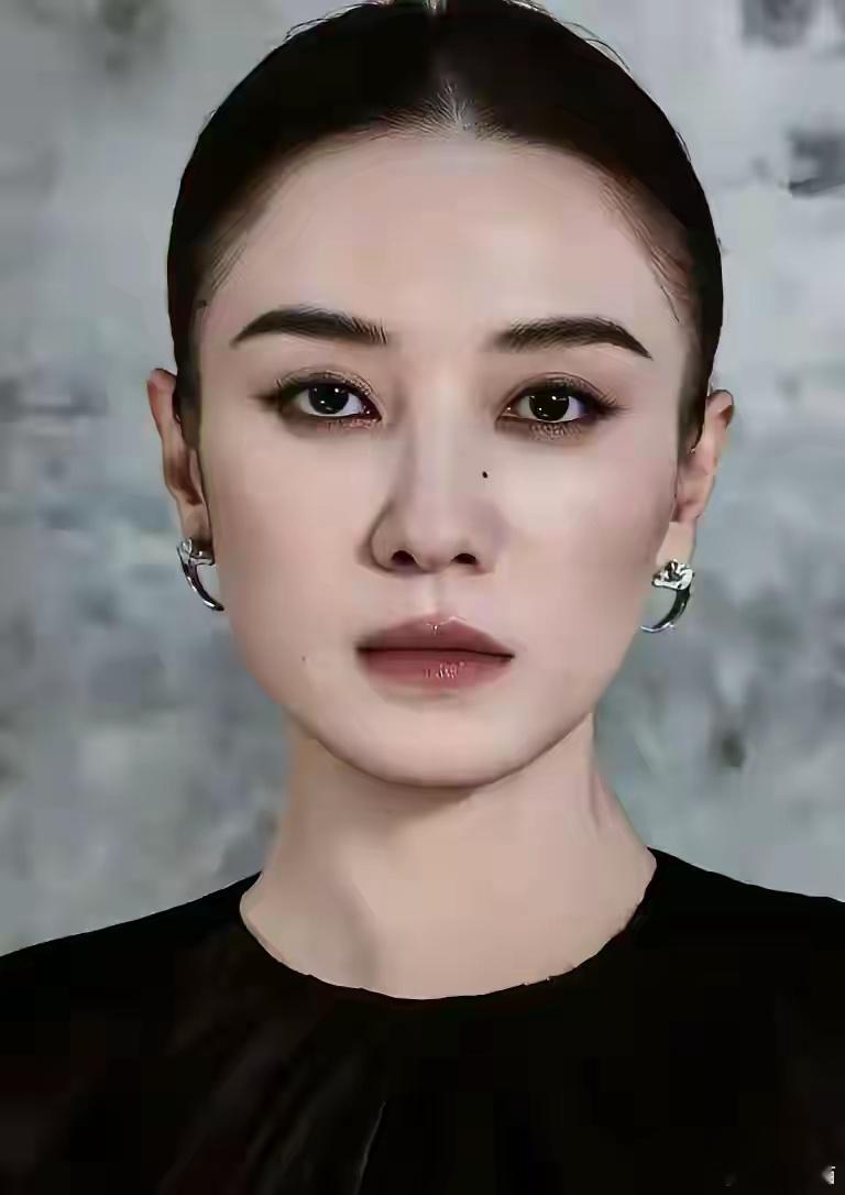 演员宋佳，给女高捐款100万为什么说是一笔巨款？因为这点钱对她来说，真的不算少。