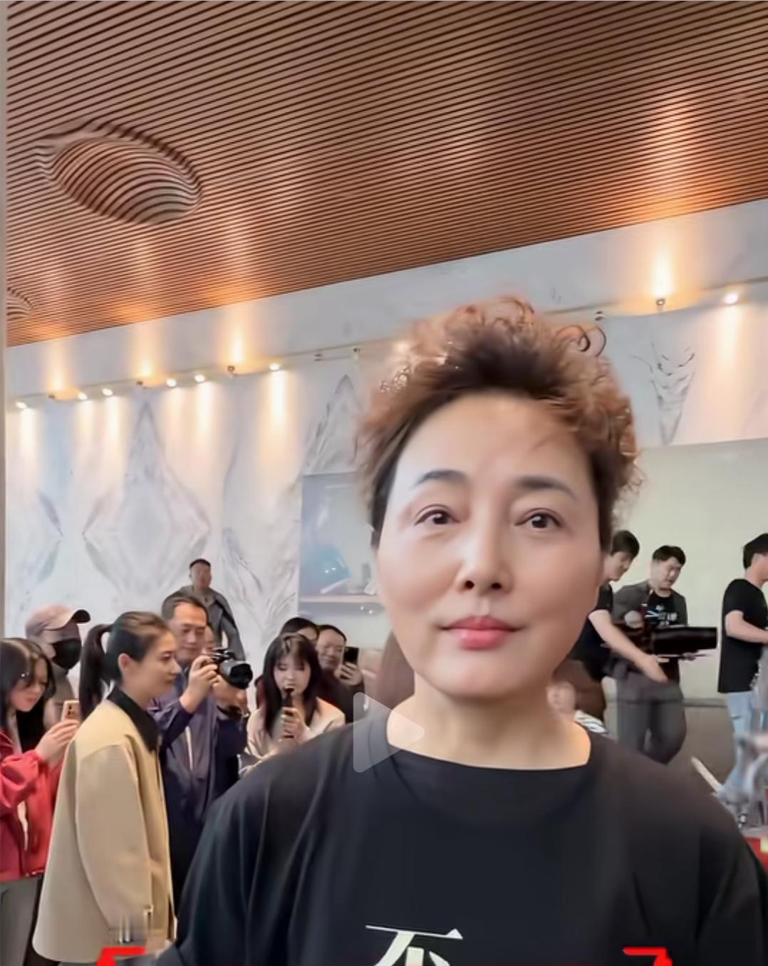真替张延不值，正当红时，选择比自己大很多老公，结婚后，当起家庭主妇，可还是没有延