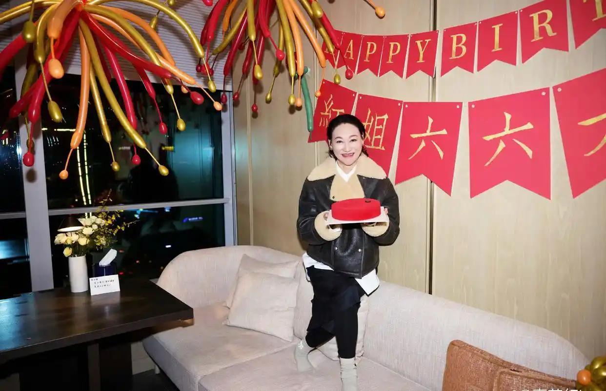 惠英红66岁生日晒照刷屏，从乞讨童星到影后大满贯，她的人生比电影更传奇。如今逆龄