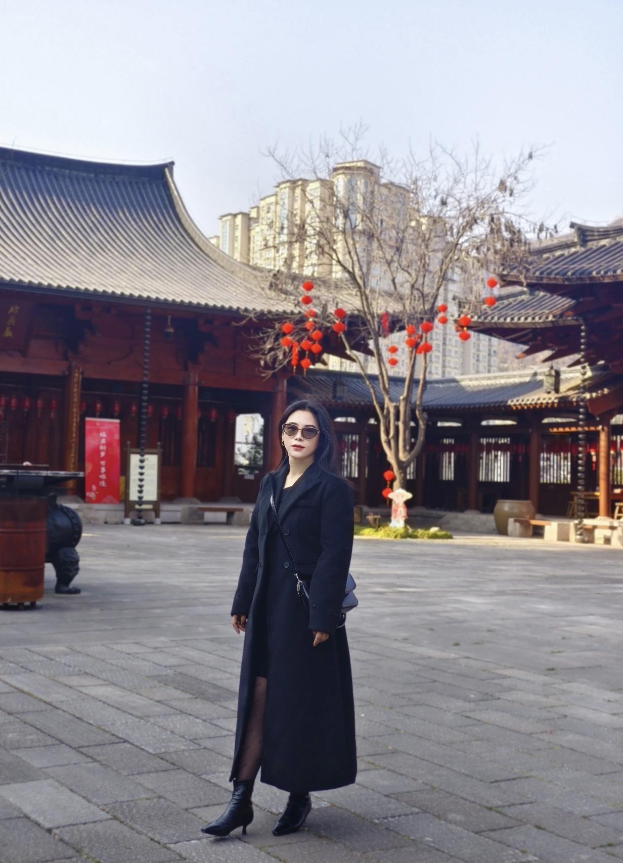 女人味十足，体现在哪里头发打理得干净整洁，有光泽。