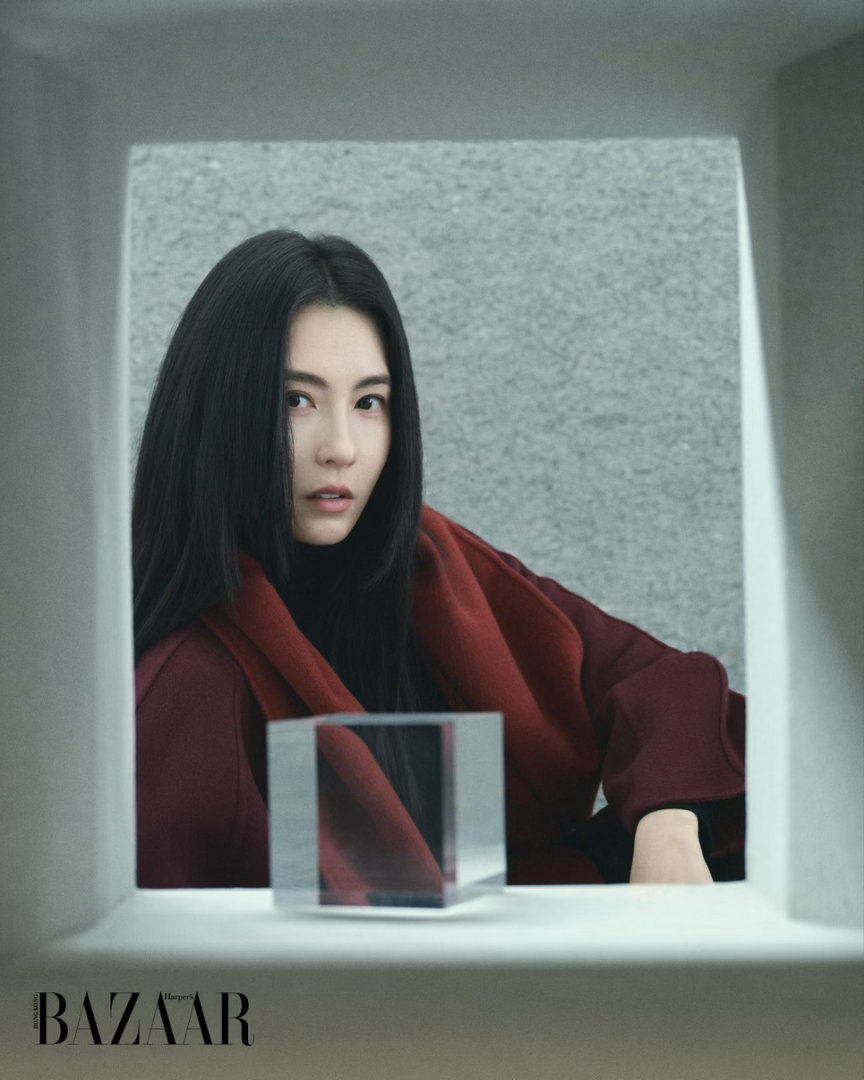 张柏芝白开水妆不再依靠浓妆加持，淡淡的白开水妆，衬得张柏芝沉静温婉，状态格外动人