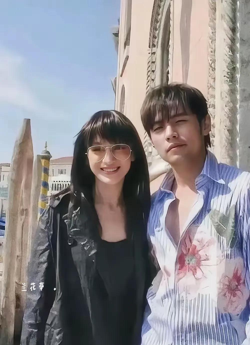 周迅与周杰伦的合影。
2005年，威尼斯，26岁的周杰伦和31岁的周迅一起拍摄歌