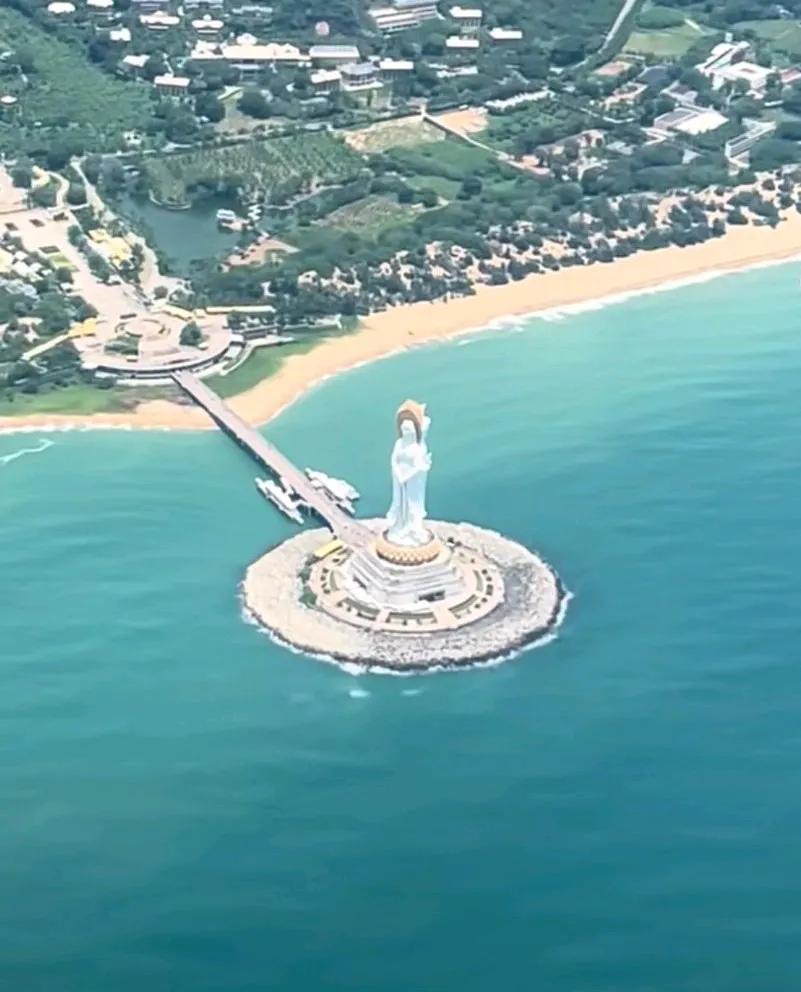 每次去三亚旅游，坐在飞机上快到三亚的时候，俯瞰下面看的最清楚的就是三亚南海观音，