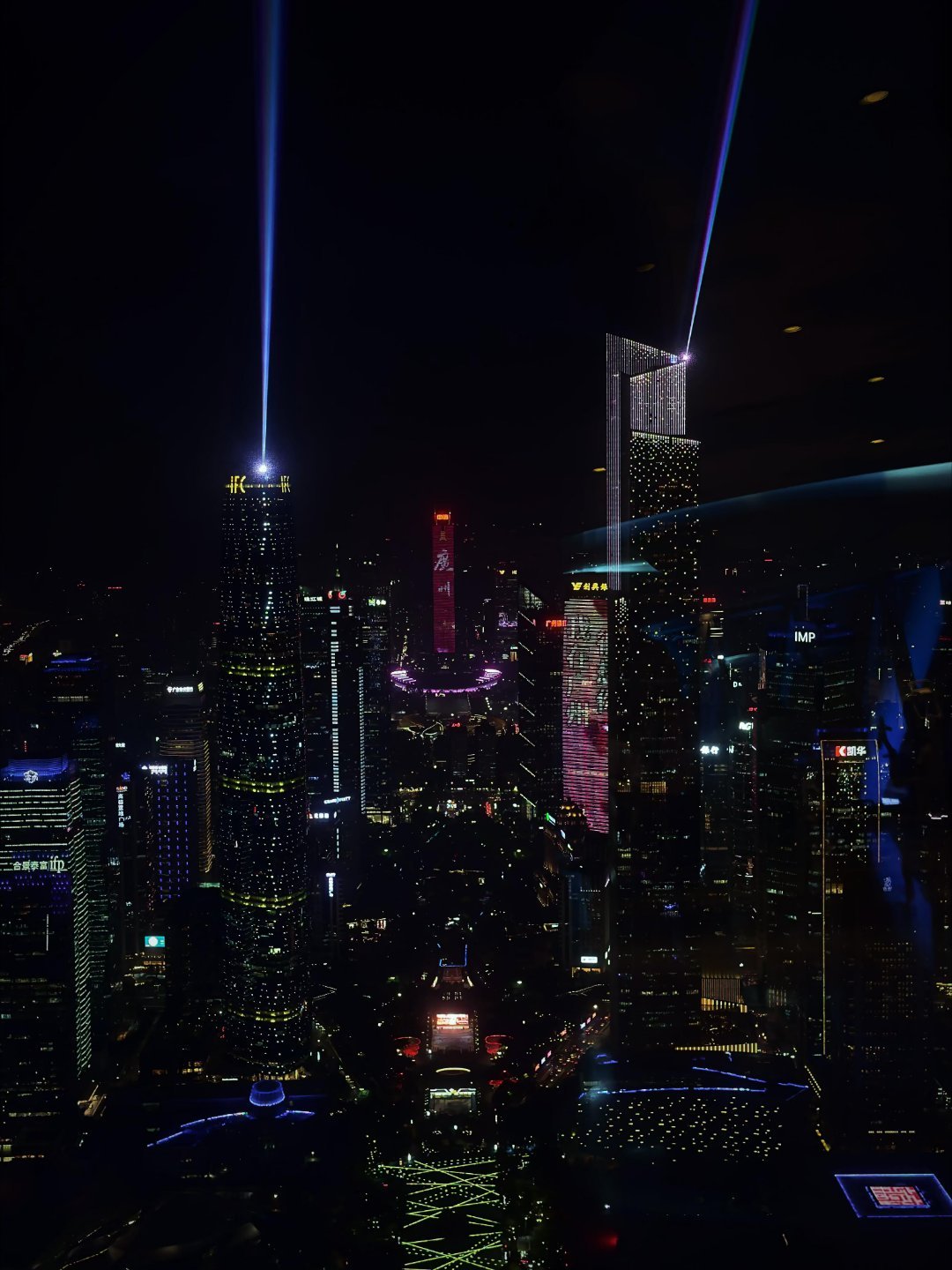 来广州的夜晚，怎么能不来看看广州塔呢！ 
