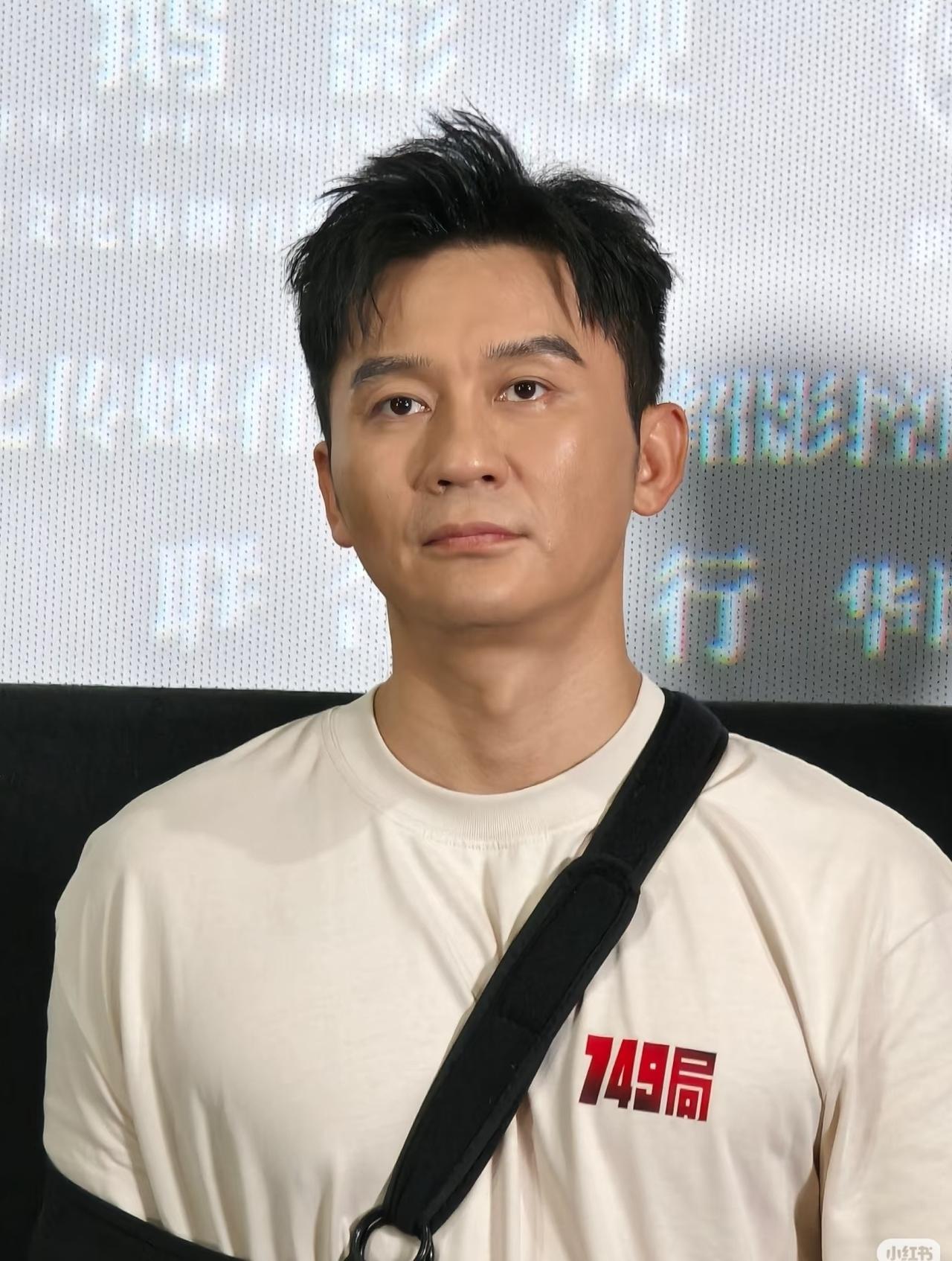 你发现了没[灵光一闪]？李晨现在的状态，让人有点看不明白。他在综艺里玩游戏，没做