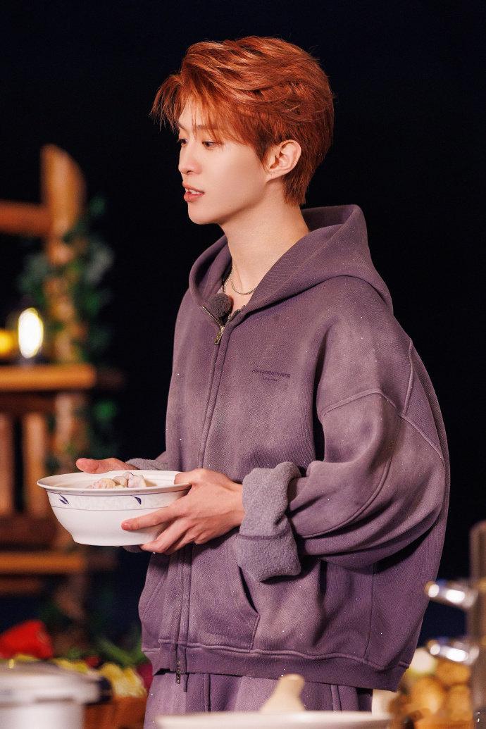 沈腾一头扎进范丞丞怀里 看综艺被沈腾这波操作笑到捶地，他唱伤感歌时自带喜剧感，让