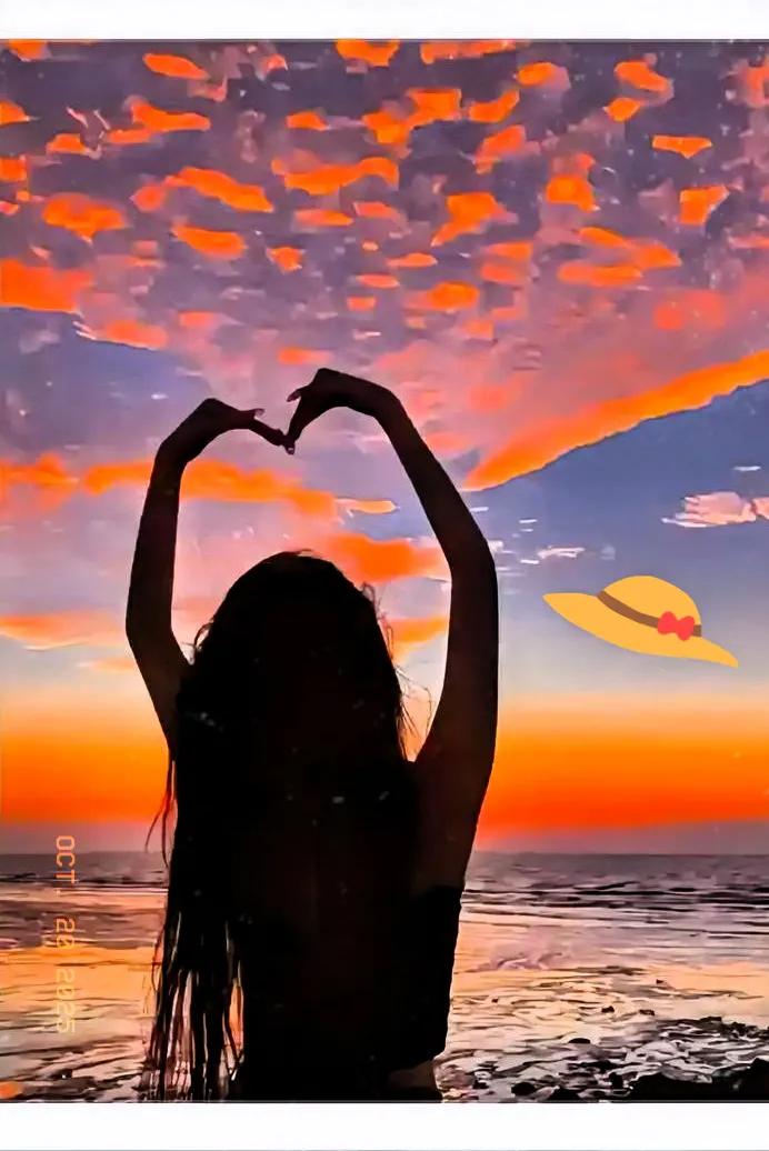 这画面也太绝了吧！海边日落把天空染成了橙紫交织的调色盘，云朵像烧透的火焰，连海面