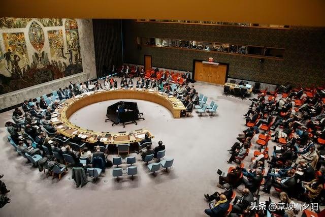 美以联手突袭伊朗，中东彻底炸锅后，联合国安理会终于要出手了！
 
由俄、中率先发