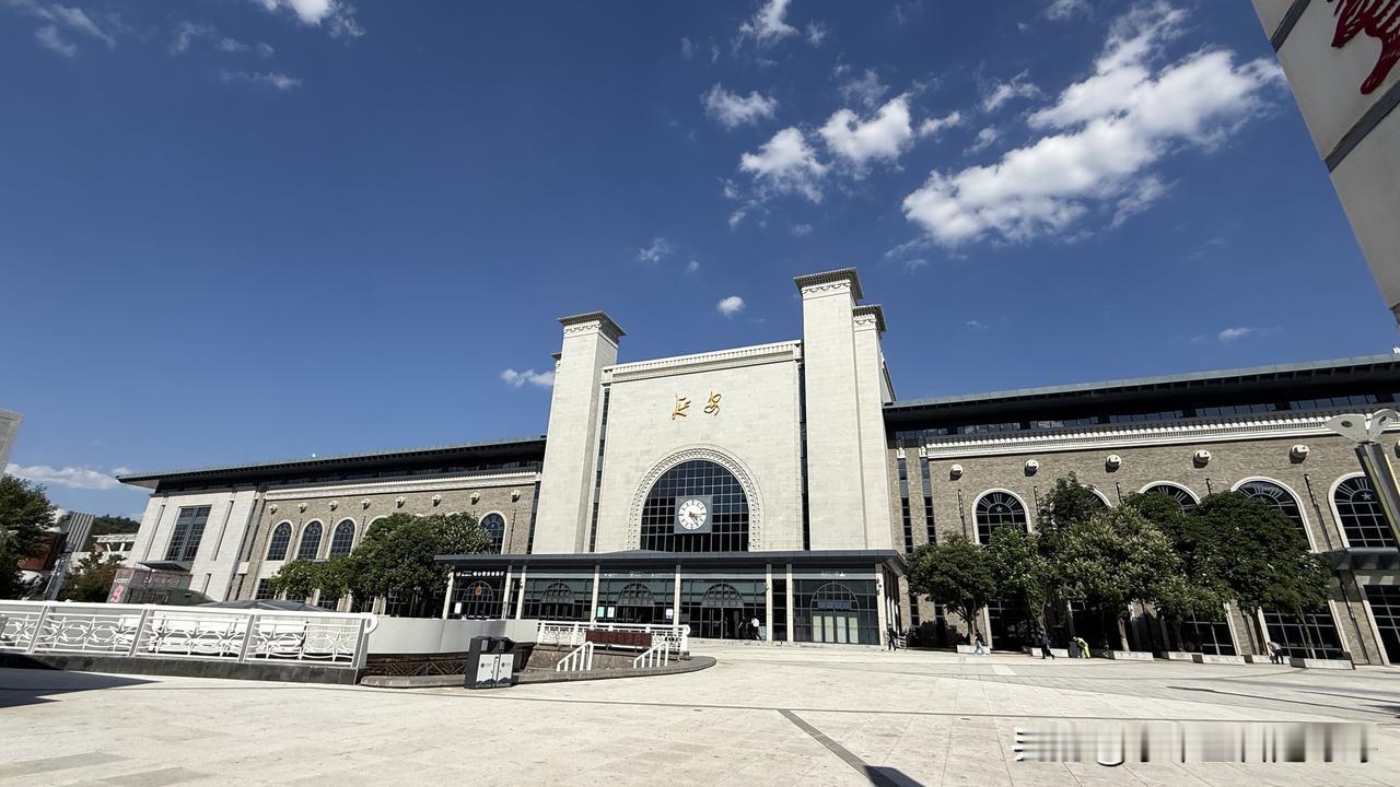 风和日暖的日子，漫步延河畔，真的能沉浸式感受这座城市独有的韵味。延河，作为延安的