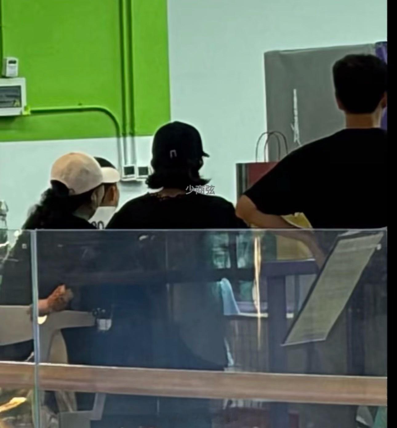 网友上海偶遇赵丽颖最近姐好像经常逛商场哎…… 