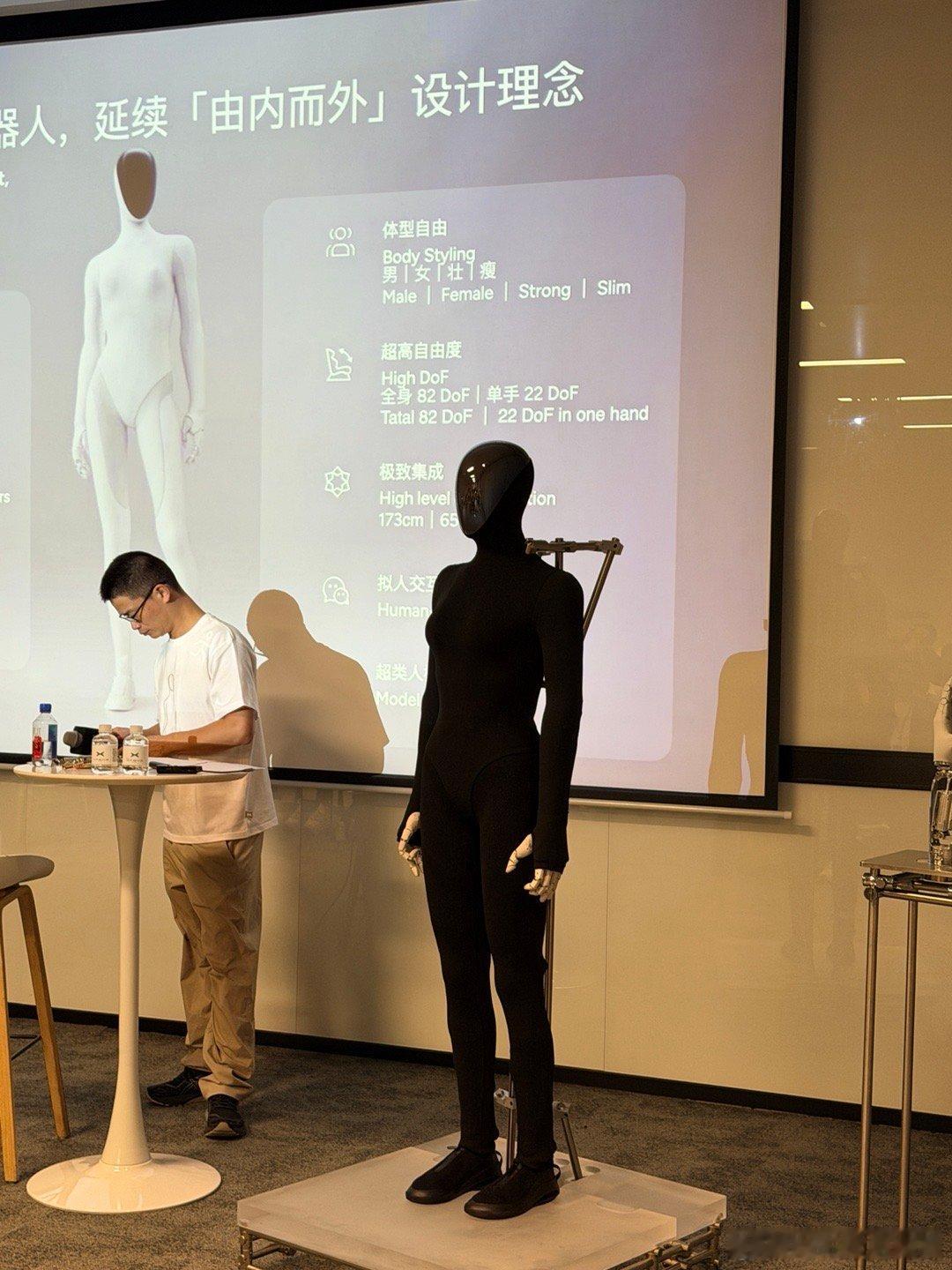 摸到昨晚发布会上的机器人了会走猫步的机器人欧尼茜茜小鹏iron机器人小鹏  ​​