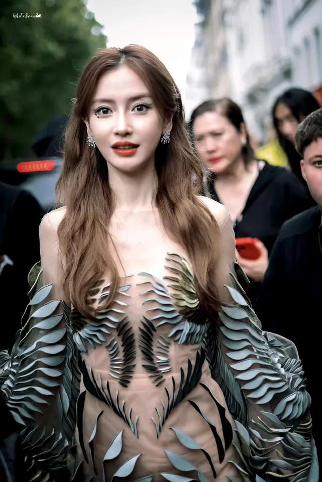 近日，Angelababy出席巴黎时装周，一席镂空高定礼服亮相，瞬间吸引了所有的