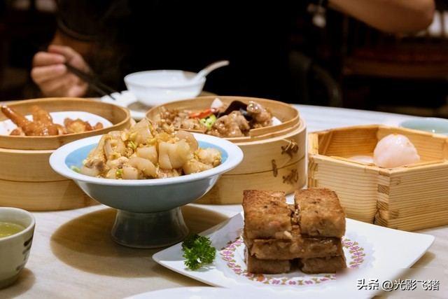 她还在等他买房，他已在盘算卖房后住哪儿；爱得越深，控制越细；一个饭局揭穿了“温柔