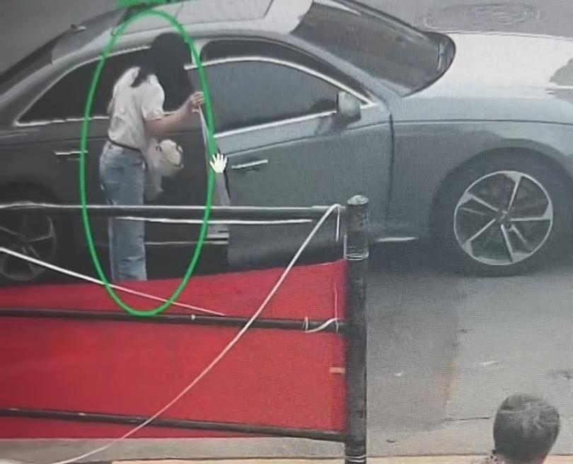 最近长沙街头出现一种新式街头骗局，专门盯上独自骑车的女性，靠着豪车伪装博取信任借