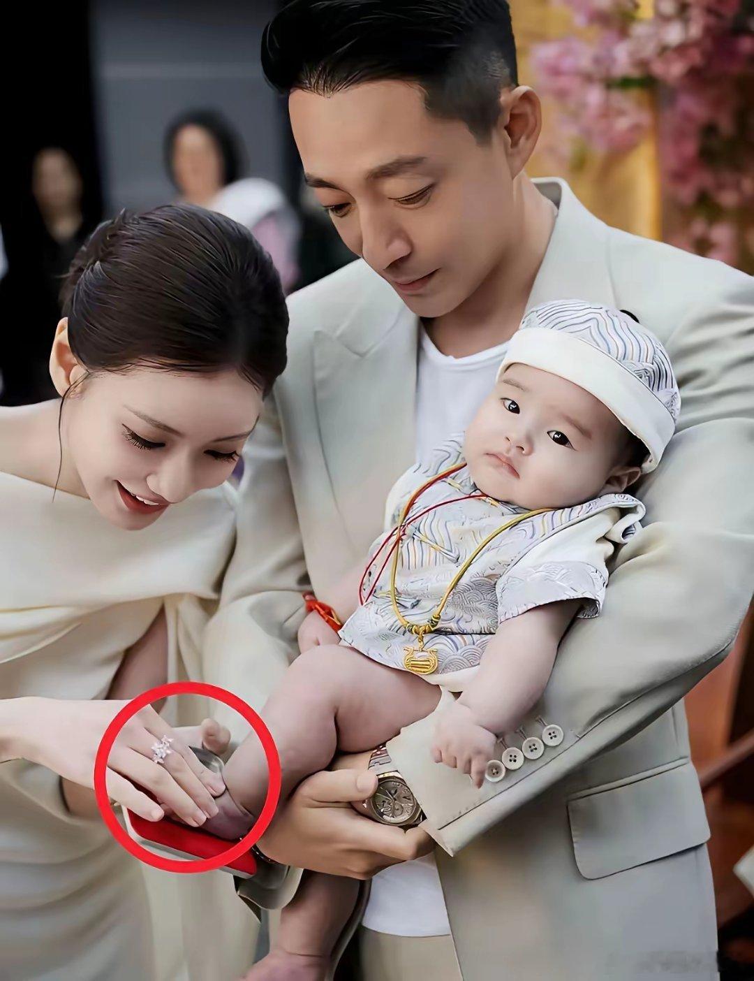 我发现了马筱梅的一个优点，就是他闪亮登场的时候，穿戴是十万个讲究，但发现她没有做