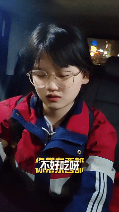 笑不活了！妈妈接女儿放学回家，没想到女儿刚上车，就非常不高兴地说：我不想你来接我