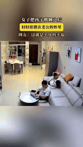 孩子熟睡，妻子将他轻轻放进摇篮，她抬了抬手，又捶了捶酸痛的肩膀，她很累，可她没有