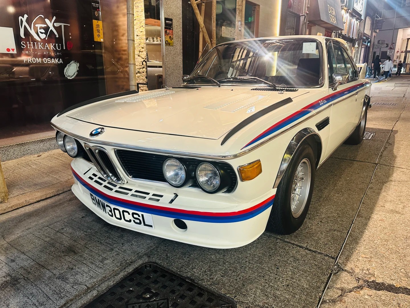 晚上好，这个角度看真的很像一个眼间距很大的人脸车东车西