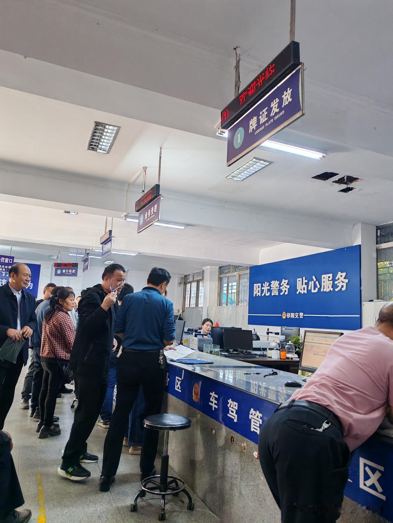 新购摩托车上户流程：
1、摩托车店购车，开具发票和上传资料
2、拿合格证和发票购