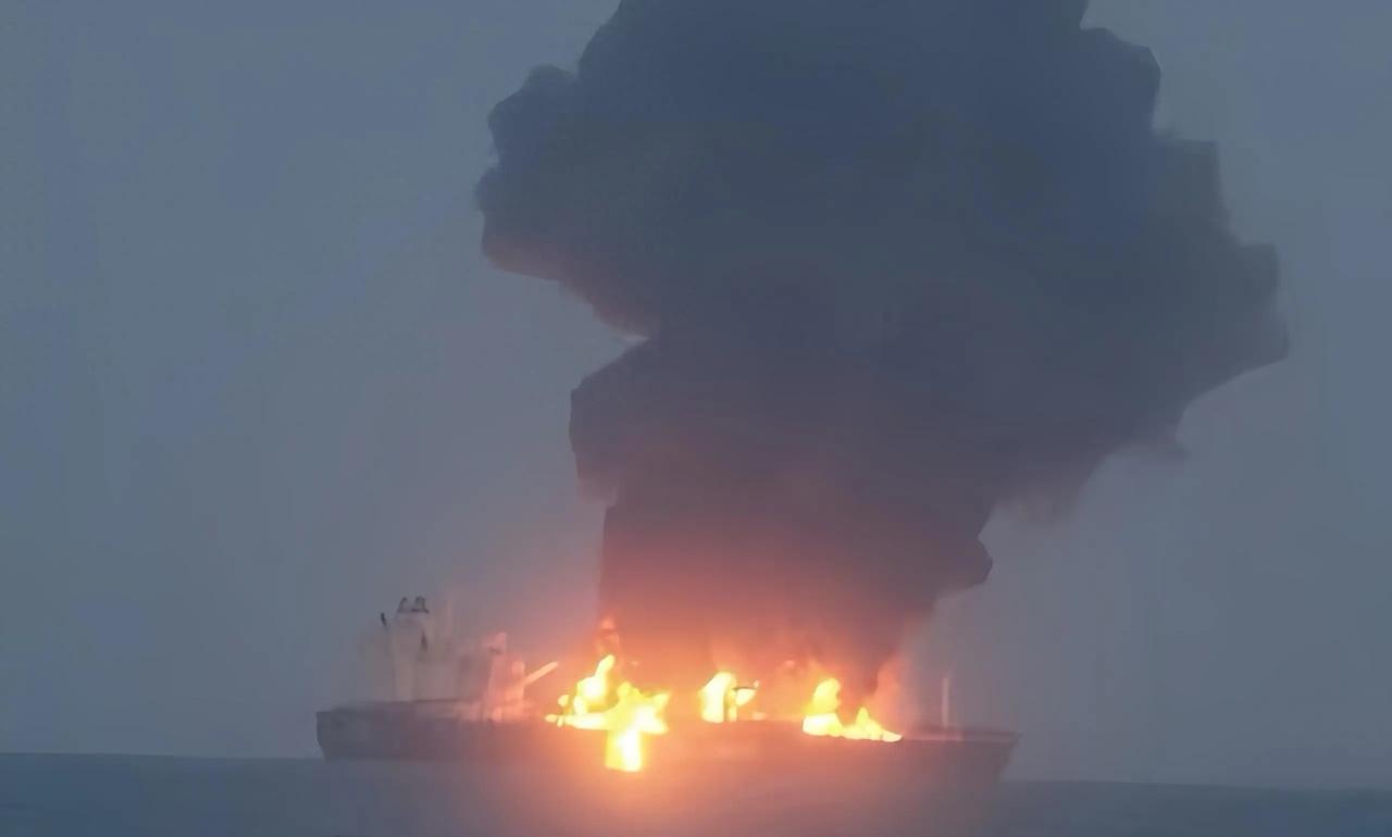 伊朗一发命中，美国油轮起火燃烧

据央视新闻报道，当地时间3月5日凌晨，一艘美国