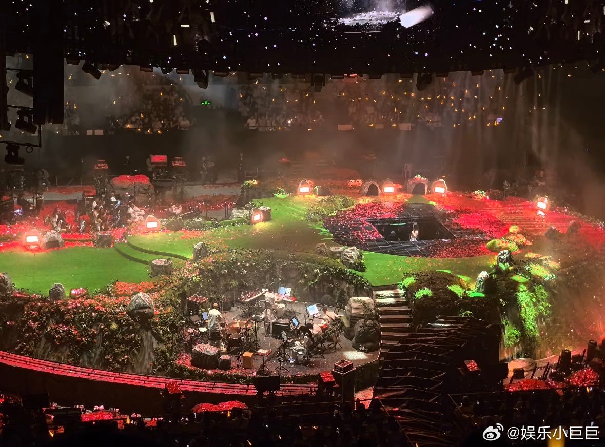 单依纯四面台舞美效果 谁看了不说单依纯四面台舞美太绝！梦幻蛋岛舞台搭配流转光影，