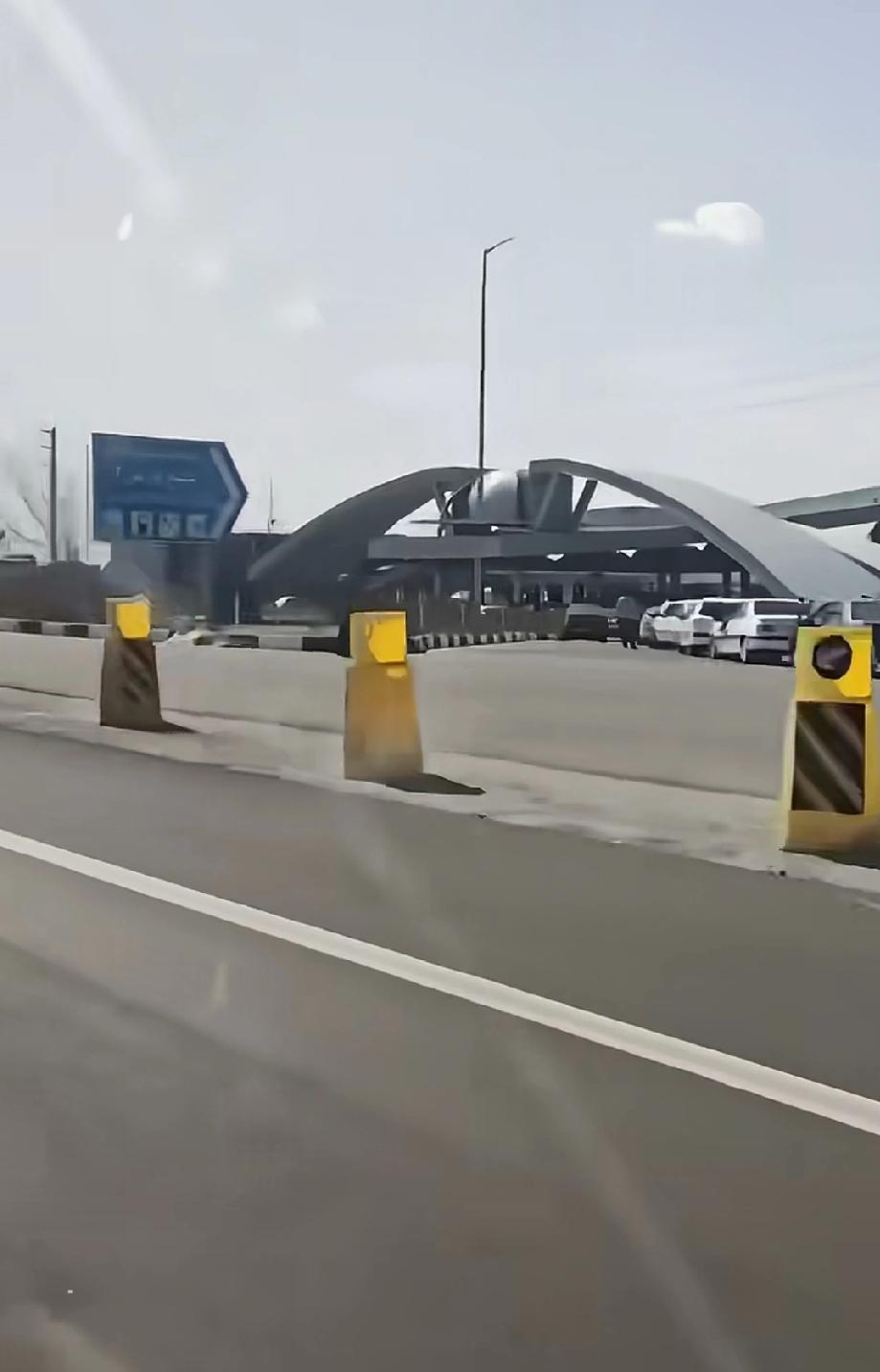 大批伊朗民众驾车离开伊朗首都德黑兰。由此可见，即便在当下民众还在排队，他们的素质