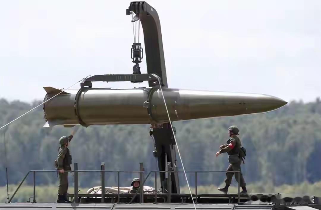 俄乌冲突四周年，西方不甘心？俄对外情报局：英法拟向乌提供核弹