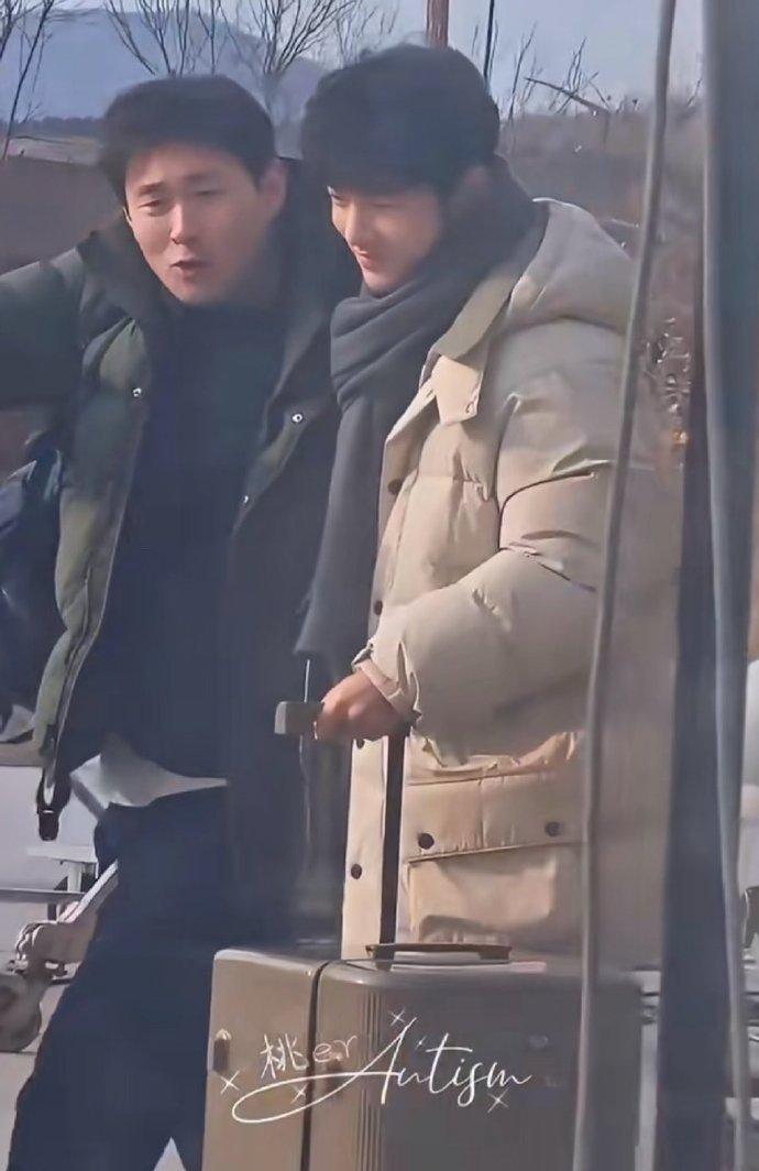 肖战在剧组把王彦霖迷成啥了王彦霖[超话]肖战[超话] 
王彦霖和肖战拍了同一部戏