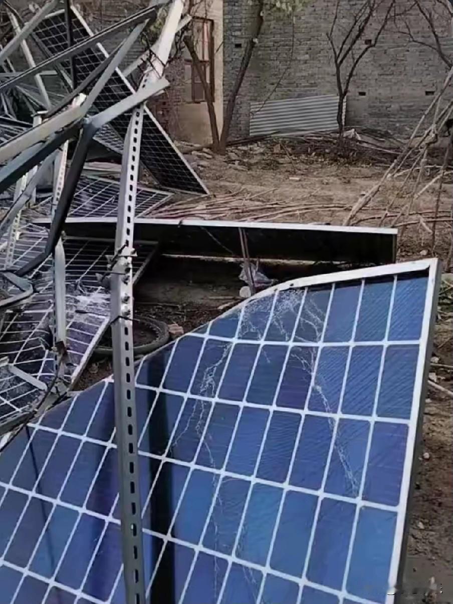 看看安装光伏发电吧！被大风刮的满地，房顶上打个水泥墩，也不挂风绳拉住，不倒才怪呢