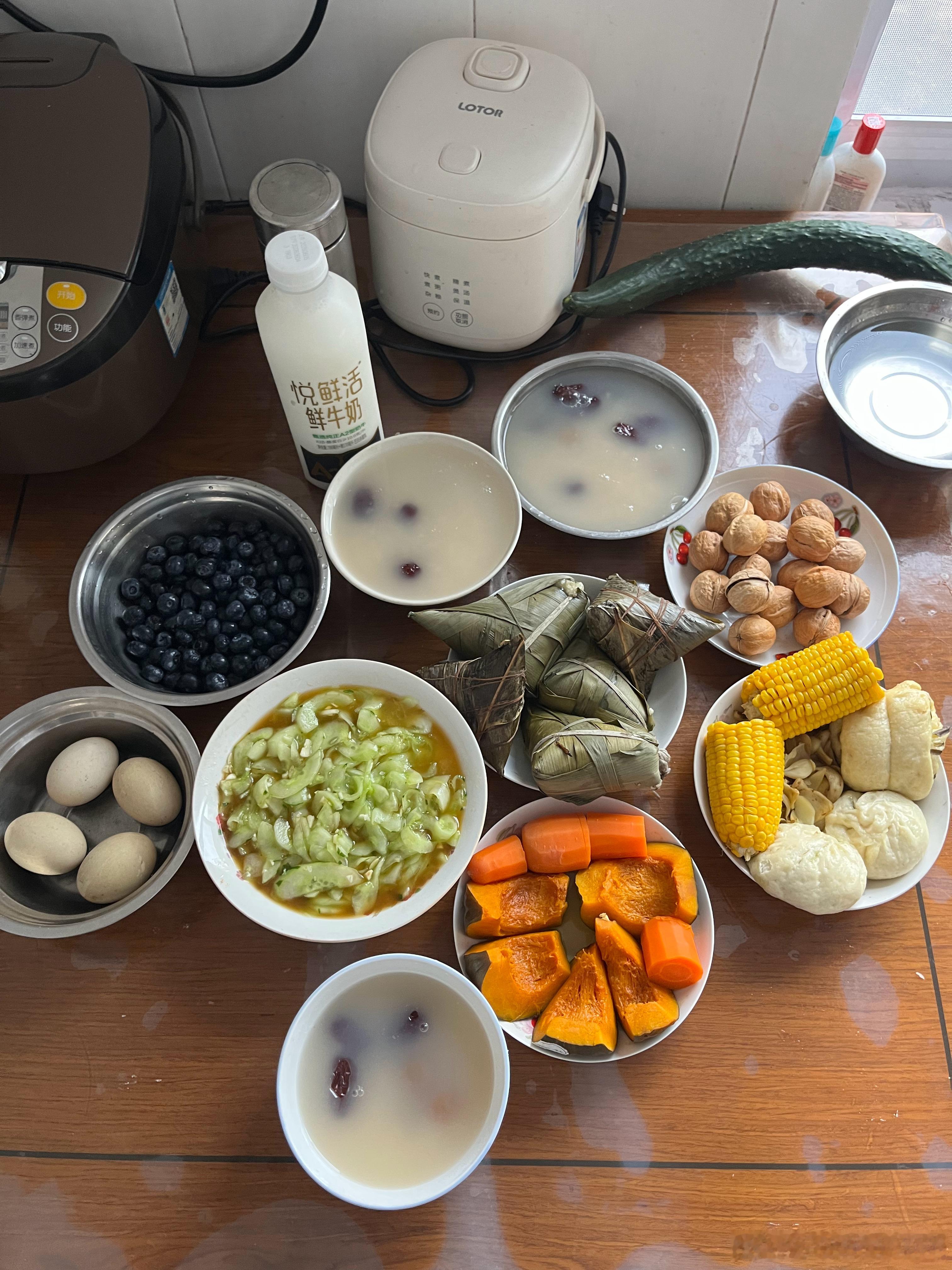 忙完早饭，忙午饭中间带娃出门跑步溜达🏃♀️每天就是准备吃和正在吃，其实娃上学，