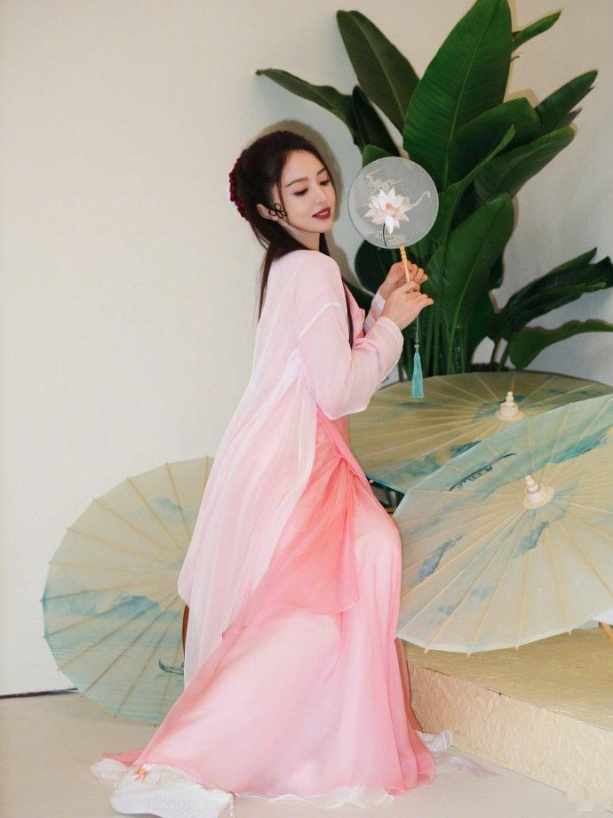 董璇cos白蛇白素贞出图董璇今天cos的是白蛇 董璇cos白蛇白素贞出图!​姐姐