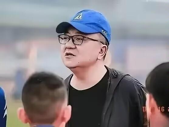 董路说，罗马餐厅的王老板的太太，将只身一人，携带我们的冠军奖杯回到北京。而且这一