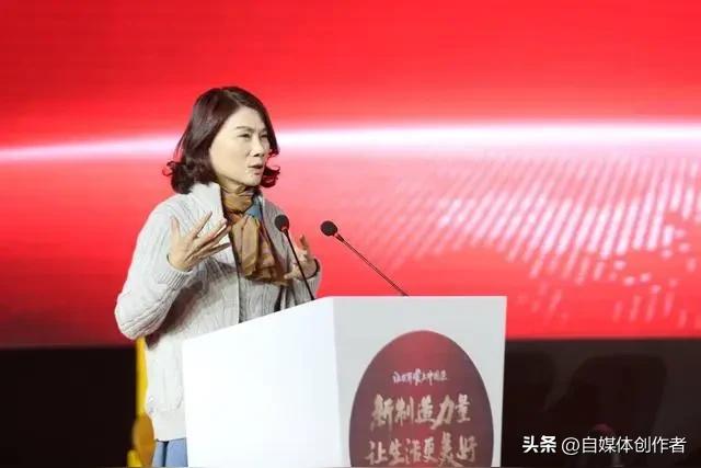 2026年全国两会，董明珠的发言再度引爆舆论。她不谈虚浮概念，句句聚焦民生，每一