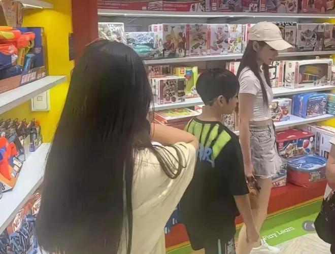 关于汪小菲家与家的纷争持续发酵，焦点在于两个孩子汪希霖和汪希玥。家庭纷争让孩子承