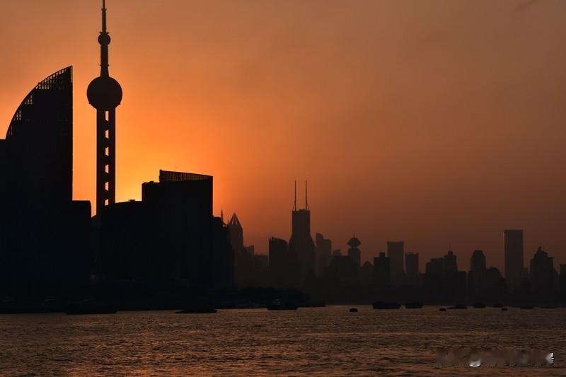 我还真有一张手机里超美的夕阳照。有次忙碌一天后，我累得不行，偶然抬头，就被眼前的