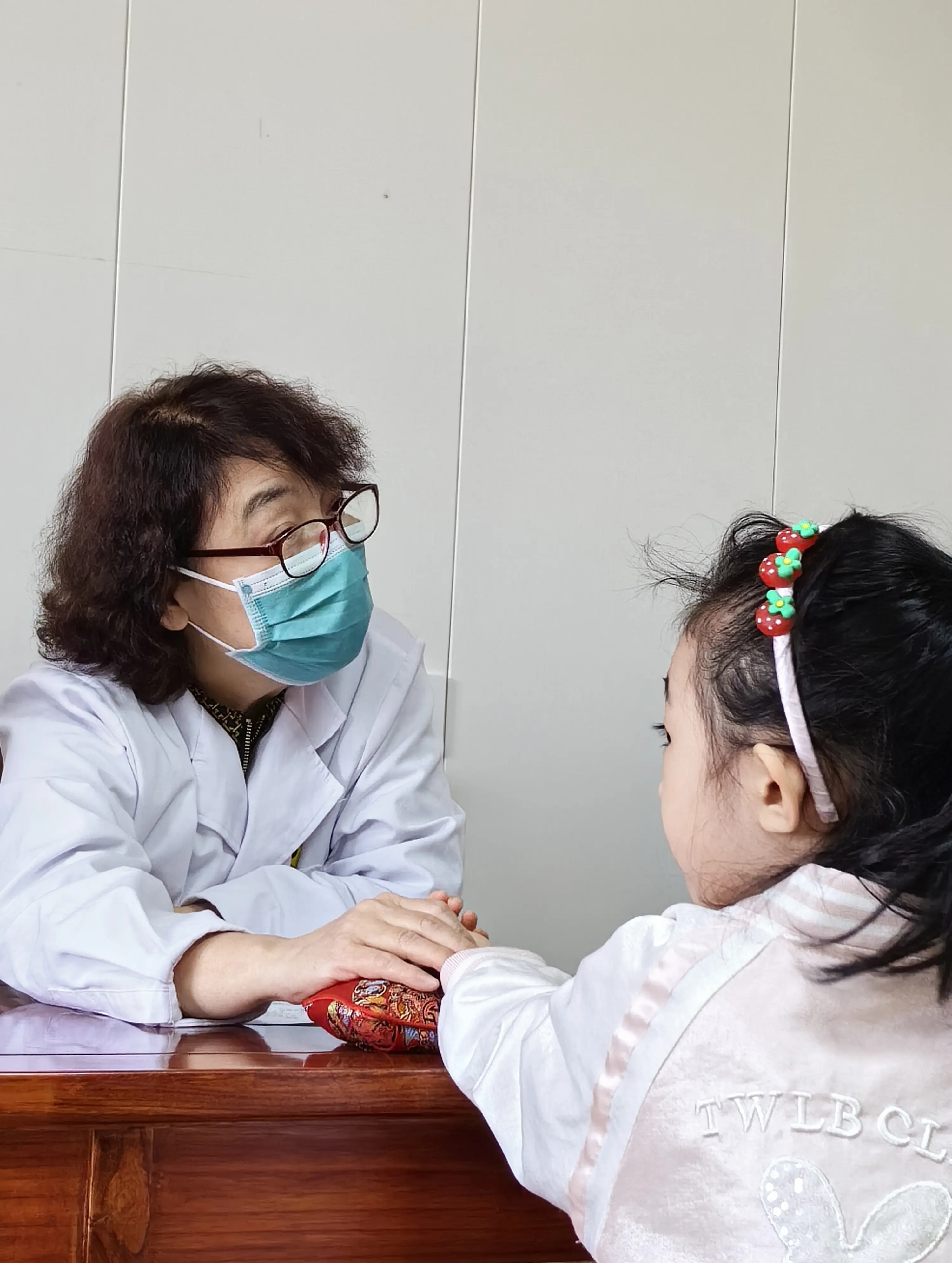 其实抽动症并不复杂，很多孩子经过两三个月的治疗就能回归正常。我给孩子对...