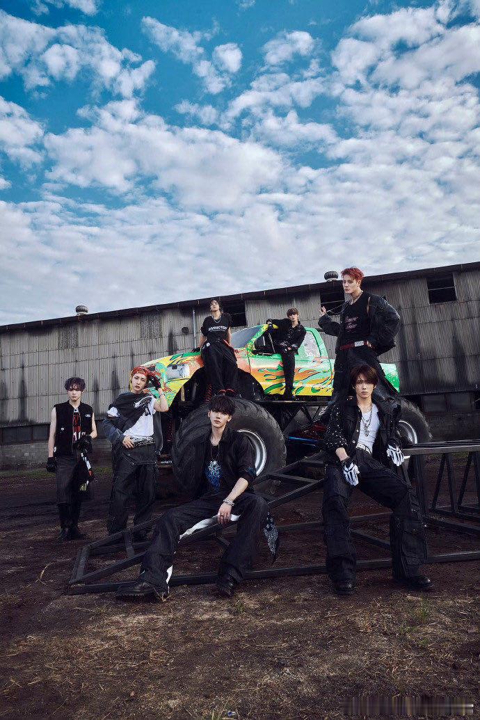 kpop连续10张专辑突破百万销量的男团地租就这样争气，榜单音源双丰收，实力认证