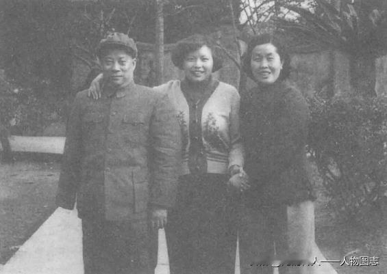 贺炳炎、姜平与成都军区副司令员李文清的夫人王贯珍(右1)合影。