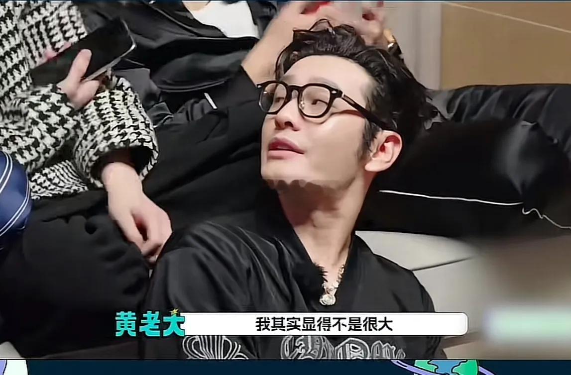 王鹤棣念出词条：“黄晓明只比刘耀文大28岁而已。”黄晓明闻言笑了笑：“28岁啊，