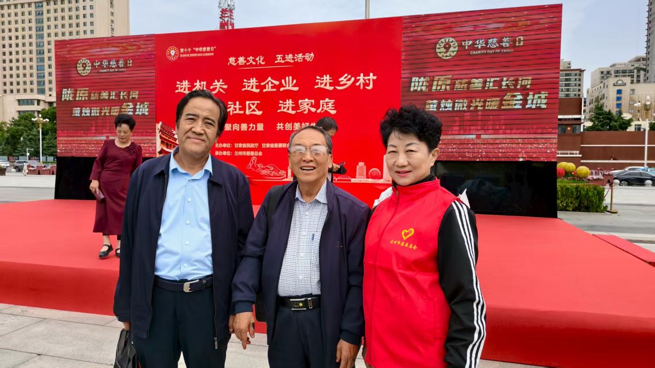 兰州著名转业军人书法家刘恒忠
参加慈善总会书法义卖募捐活动

大西北网讯：记者王