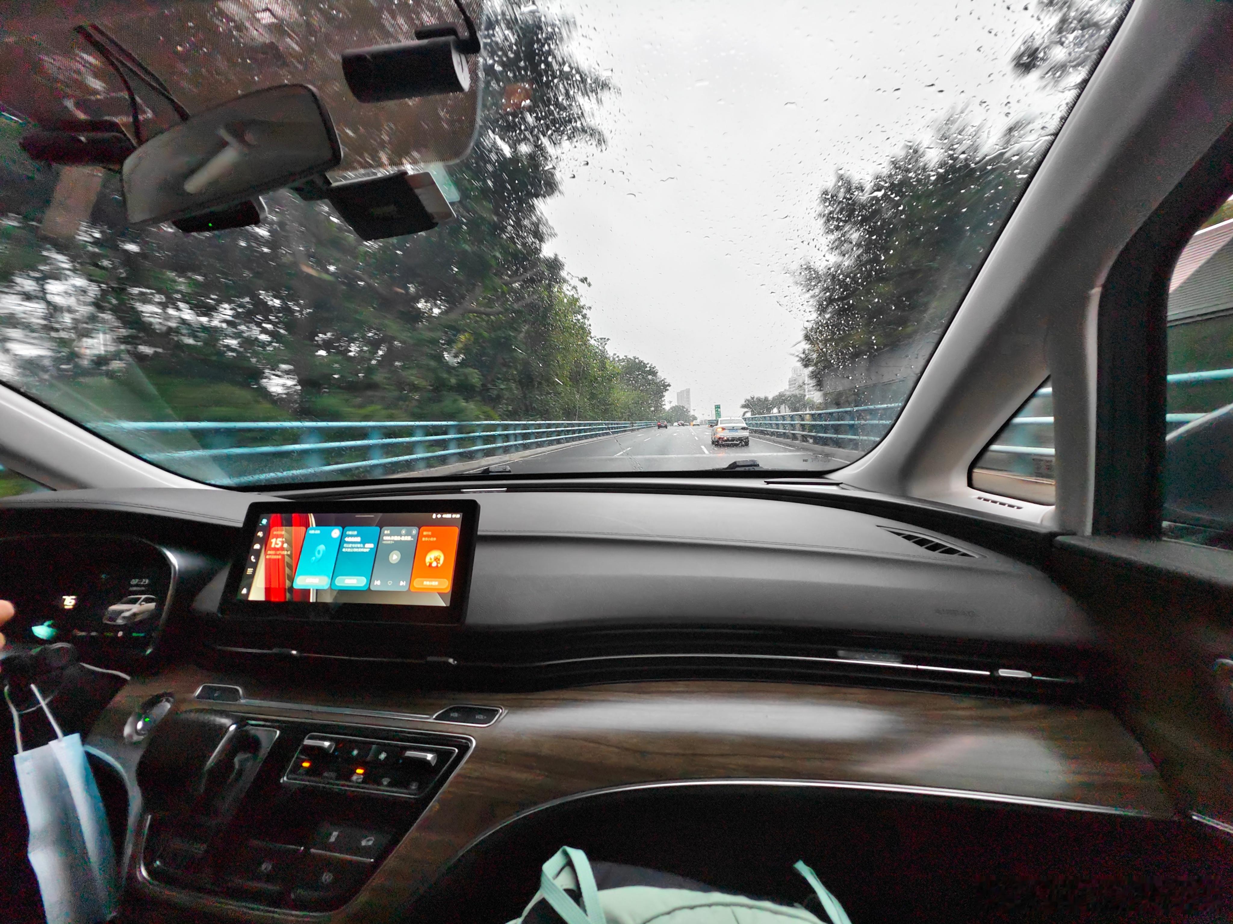 机场热的半死，穿短袖短裤的也有，穿羽绒服的也有，我秋衣秋裤都穿上差点没热死！ 