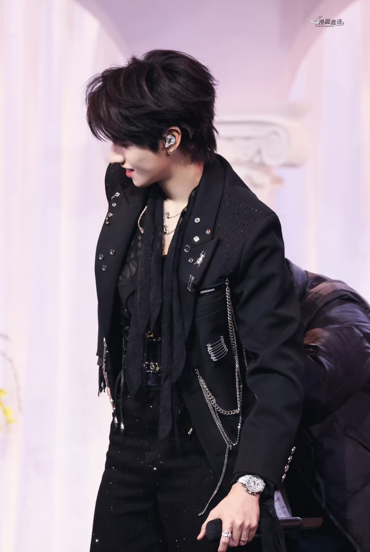 朱志鑫的限量款满钻劳力士也闪耀了吧！生日会舞台Look帅得不行