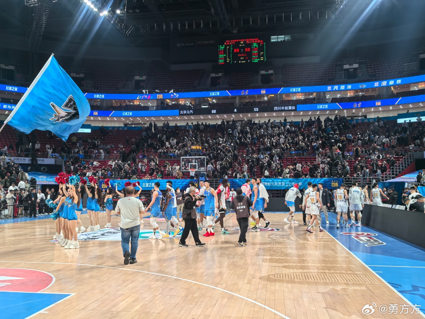 北京男篮vs四川男篮 下半场很好地解决了对卡迪姆的防守问题，他7投0中，比赛瞬间