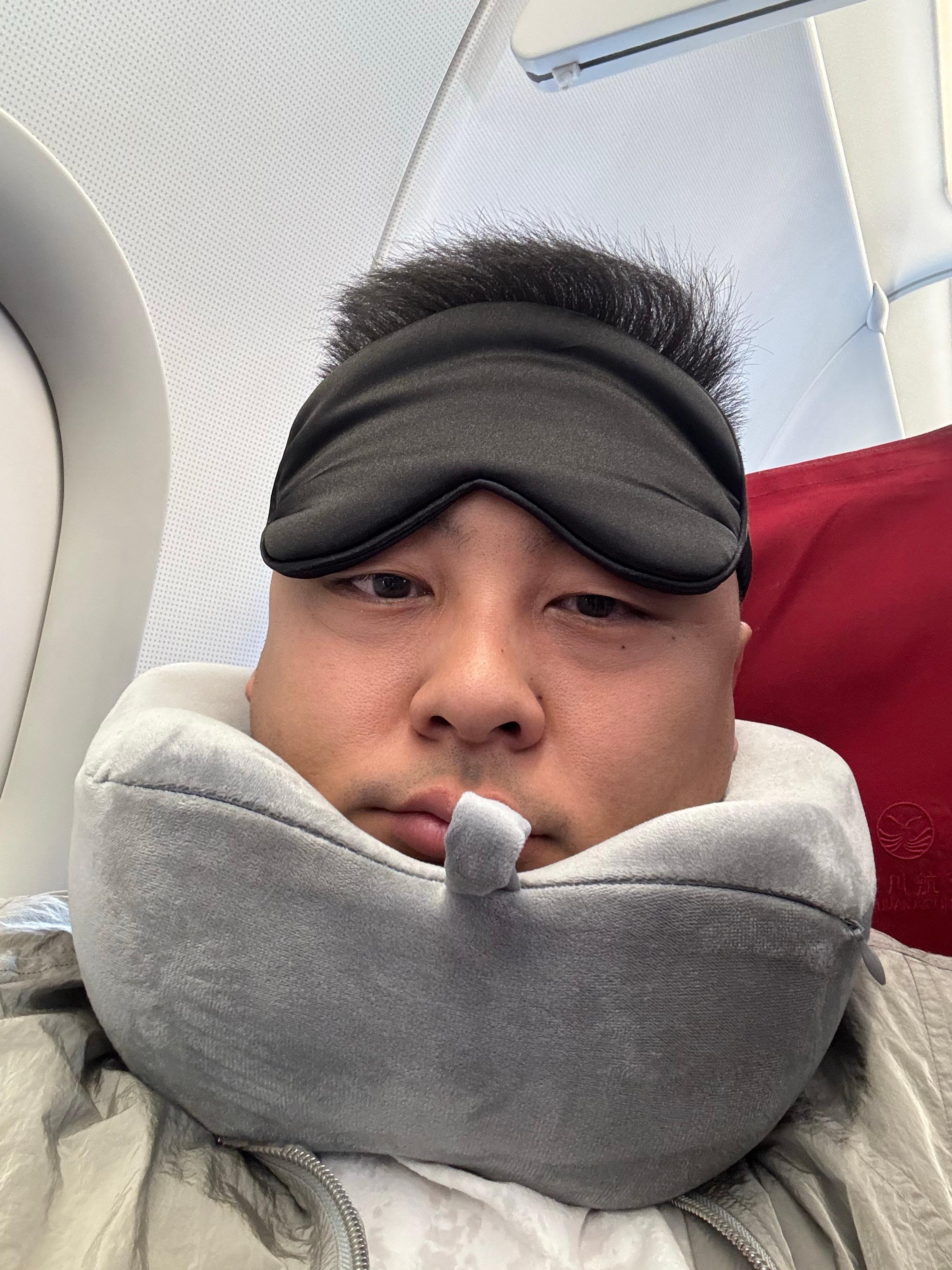 成都转机了 铁铁们 已经坐了4个小时 还有4个小时 ，之前飞美国也就10个小时 
