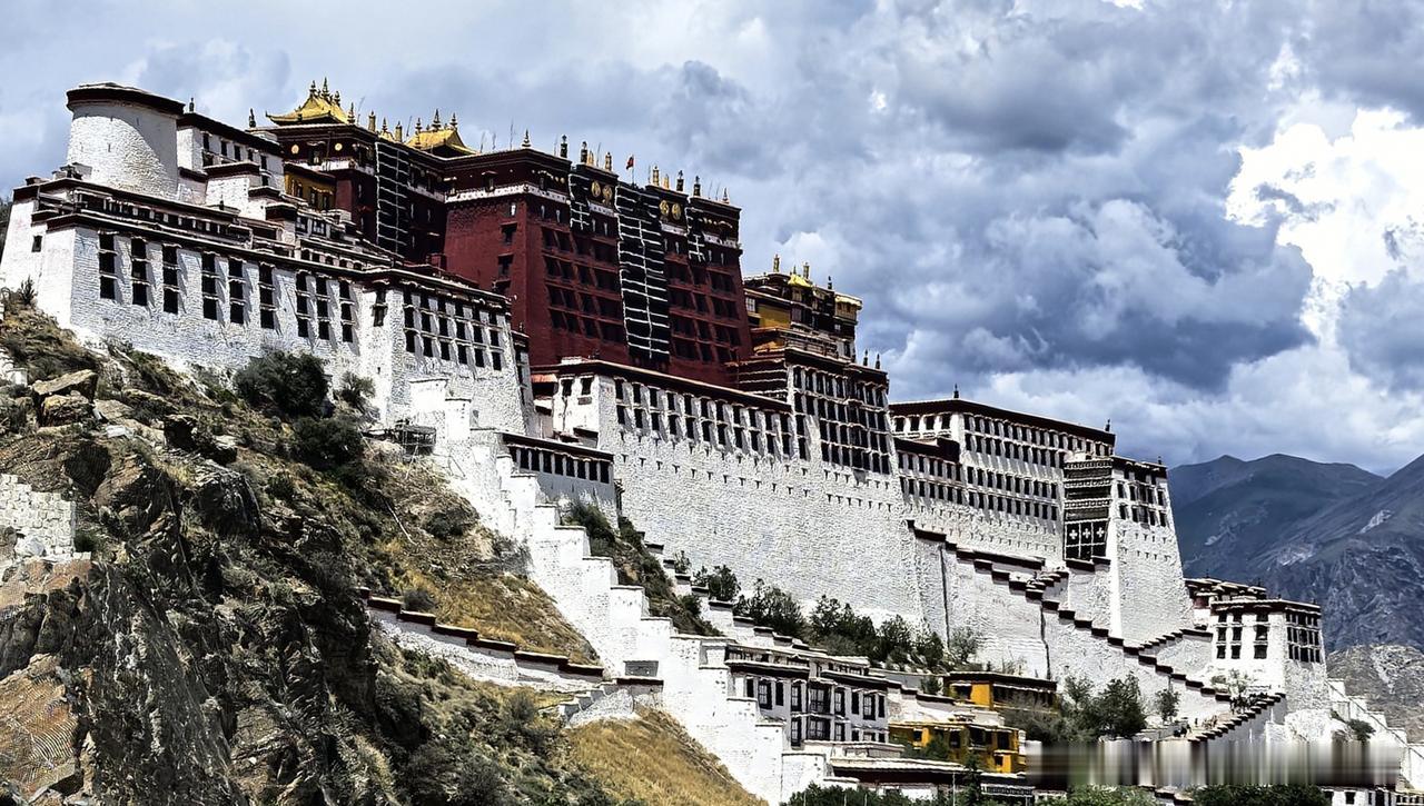 站在药王山上拍摄的布达拉宫，50元人民币上的图案