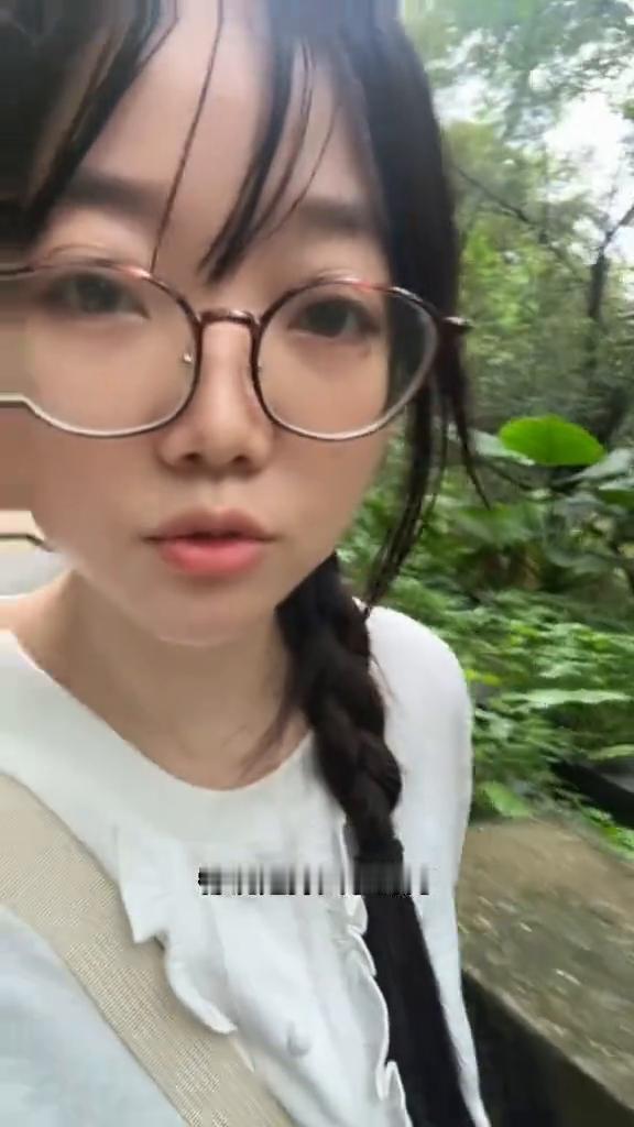 都说选择大于努力，昨晚我挑灯夜读看陈小春的经典操作，今天爬山是一点劲都没有。你猜