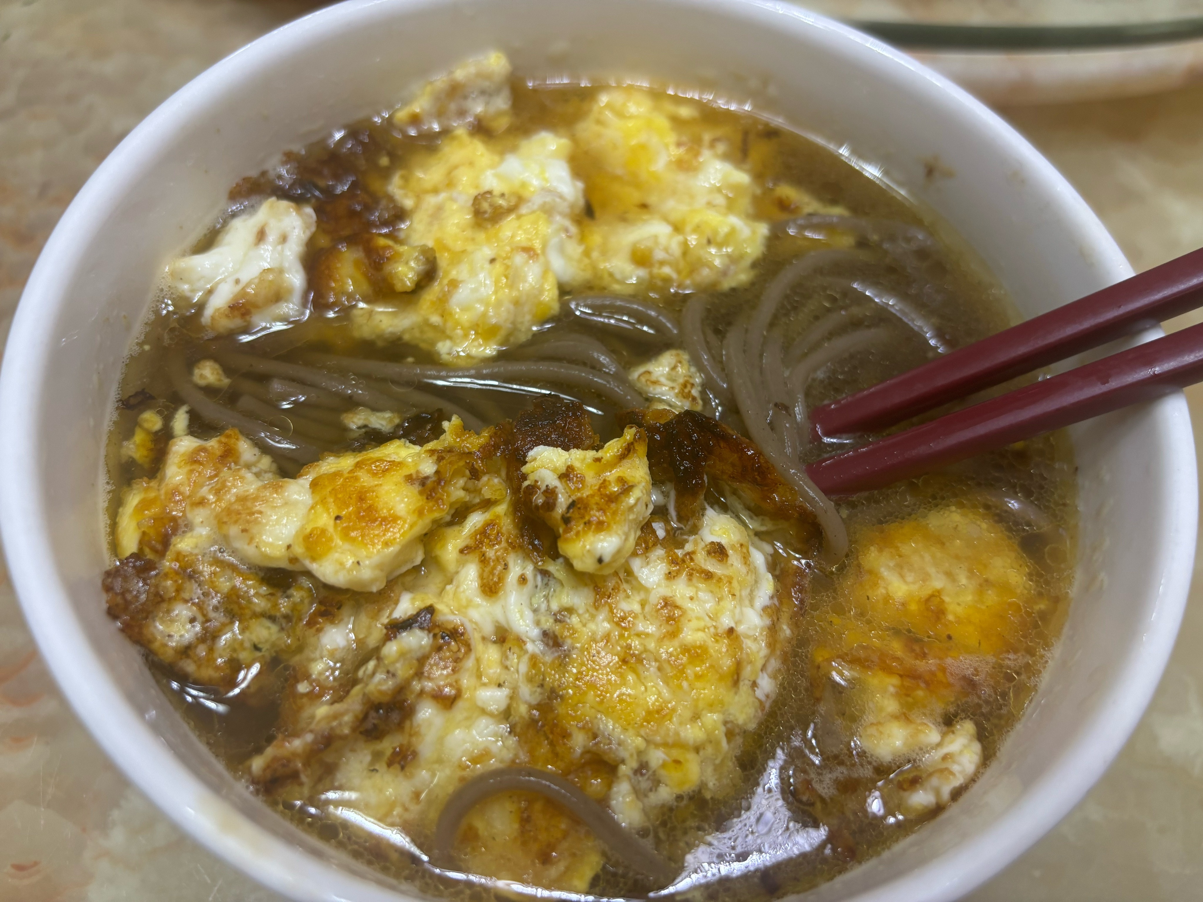 看来我真的不是做饭的材料，本来想给面条配两煎蛋，结果变成了炒鸡蛋，还给炒糊了